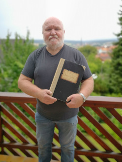 Leo Höfling mit dem Originalbuch „Merkwürdige Begebenheiten“ seines Onkels Joseph Roth