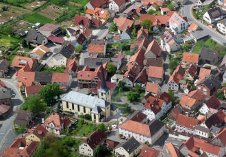 Luftbild von Steinfeld (Unterfranken). Ortskern Ensemble Kirche 'Maria Himmelfahrt'